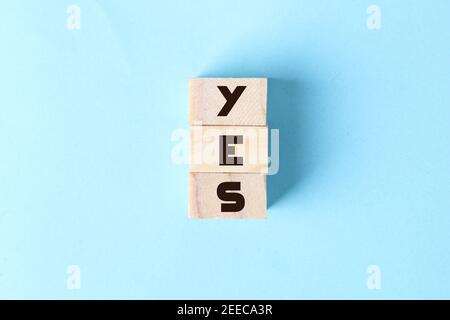 La parola Sì scritta in lettere nere su blocchi di legno. Business, motivazione e concetto di istruzione Foto Stock