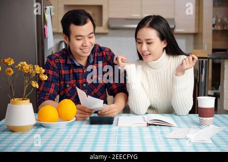 Coppia che gestisce il budget delle famiglie Foto Stock