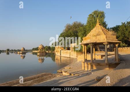 Chhatri nel mezzo del lago di Gadisar, vicino al forte di Jaisalmer, Jaisalmer, Rajasthan, India. Foto Stock