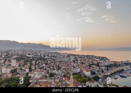 Drone aereo della città di Spalato in un'ora di alba con Vista del Monte Morso in Croazia Foto Stock