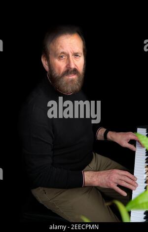 Beared Man suonando la tastiera elettrica facendo musica, Luke Durda/Alamy Foto Stock