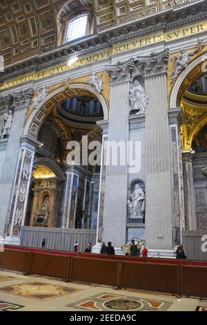 Teresa di Avila; Santa Teresa di Gesù, Statua Fondatrice di Filippo della Valle, 1754, navata Nord, Basilica di San Pietro, Città del Vaticano. Foto Stock