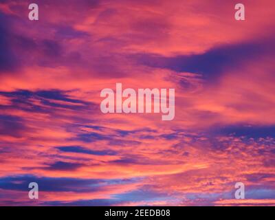 Cielo di tramonto con nuvole rosa, Kent Foto Stock