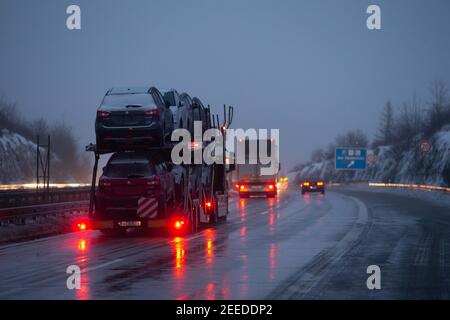 Breitenau, Germania. 16 Feb 2021. Diversi camion, tra cui un trasporto di veicoli provenienti dalla Repubblica Ceca, guidare fino al checkpoint sulla A17 vicino Breitenau. Dal 14.02.2021, la polizia federale ha cercato di fermare le mutazioni del coronavirus ai confini con la Sassonia con controlli più forti. Credit: Daniel Schäfer/dpa-Zentralbild/dpa/Alamy Live News Foto Stock