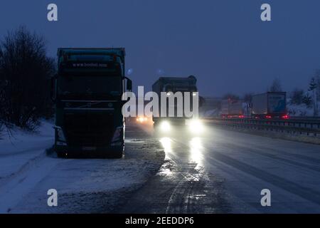 Breitenau, Germania. 16 Feb 2021. Un camion viene parcheggiato sulla spalla rigida mentre diversi camion della Repubblica Ceca entrano in Germania sulla A17 vicino a Breitenau. Dal 14.02.2021, controlli più severi da parte della polizia federale ai confini con la Sassonia stanno cercando di fermare le mutazioni del coronavirus. Credit: Daniel Schäfer/dpa-Zentralbild/dpa/Alamy Live News Foto Stock