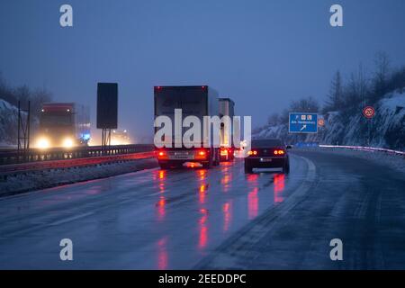 Breitenau, Germania. 16 Feb 2021. Diversi camion dalla Repubblica Ceca entrano in Germania sulla A17 vicino a Breitenau. Dal 14.02.2021, controlli più severi da parte della polizia federale ai confini con la Sassonia stanno cercando di fermare le mutazioni del coronavirus. Credit: Daniel Schäfer/dpa-Zentralbild/dpa/Alamy Live News Foto Stock