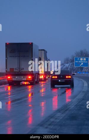 Breitenau, Germania. 16 Feb 2021. Diversi camion dalla Repubblica Ceca entrano in Germania sulla A17 vicino a Breitenau. Dal 14.02.2021, controlli più severi da parte della polizia federale ai confini con la Sassonia stanno cercando di fermare le mutazioni del coronavirus. Credit: Daniel Schäfer/dpa-Zentralbild/dpa/Alamy Live News Foto Stock