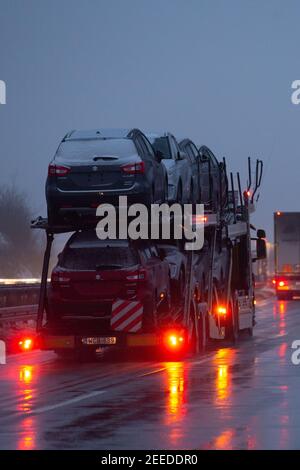 Breitenau, Germania. 16 Feb 2021. Diversi camion dalla Repubblica Ceca entrano in Germania sulla A17 vicino a Breitenau. Dal 14.02.2021, controlli più severi da parte della polizia federale ai confini con la Sassonia stanno cercando di fermare le mutazioni del coronavirus. Credit: Daniel Schäfer/dpa-Zentralbild/dpa/Alamy Live News Foto Stock