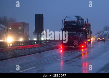 Breitenau, Germania. 16 Feb 2021. Diversi camion, tra cui un trasporto di veicoli provenienti dalla Repubblica Ceca, guidare fino al checkpoint sulla A17 vicino Breitenau. Dal 14.02.2021, la polizia federale ha cercato di fermare le mutazioni del coronavirus ai confini con la Sassonia con controlli più forti. Credit: Daniel Schäfer/dpa-Zentralbild/dpa/Alamy Live News Foto Stock