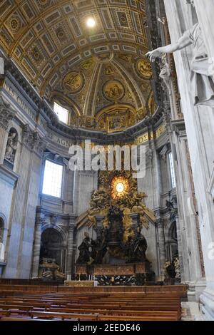 Cattedrale Petri, altare della Cattedra di San Pietro, di Bernini, 1666. Basilica di San Pietro, il Vaticano. Questo grandioso monumento scultoreo è stato creato Foto Stock