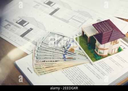 Progetti della casa con accordo e deposito di denaro in preparazione per iniziare lavori sui progetti e sui piani di layout Foto Stock