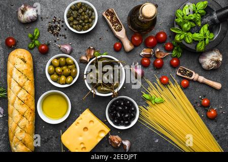 Ingredienti freschi di cucina italiana, dieta mediterranea, background Foto Stock