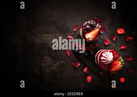 Piatto di mini torta di fragole rotonda con spazio per il tuo testo Foto Stock