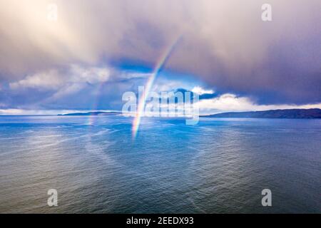 Vista aerea di un arcobaleno sopra l'Oceano Atlantico a Donegal - Irlanda. Foto Stock