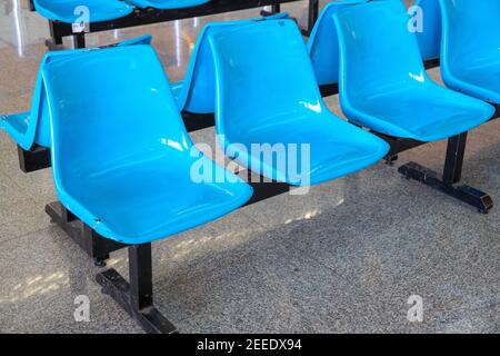 Sedia in plastica blu per i clienti, struttura pubblica. Nuovo banco per i clienti degli uffici pubblici. Sedie di ricevimento in primo piano. In attesa in ufficio pubblico Foto Stock