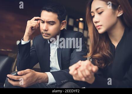 La giovane coppia asiatica si stressò e si deluse dopo un colloquio di lavoro in caffetteria Foto Stock