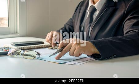 Il controllo dei conti e del reddito di affari, il concetto di gestione finanziaria e di finanziamento. Foto Stock