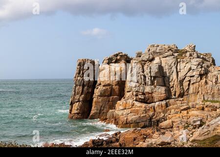 Scogliere rocciose sulla Costa di granito Rosa - Cote de Granit Rose - vicino a le Gouffre in Bretagna, Cotes d´Armor, Francia Foto Stock