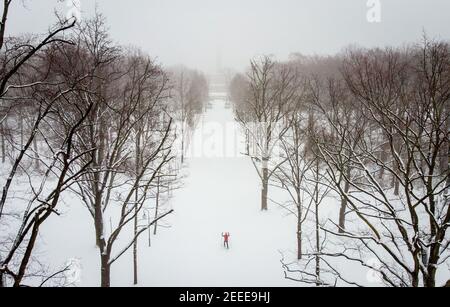 Berlino, Germania. 14 Settembre 2017. Uno sciatore di fondo attraversa il Tiergarten coperto di neve verso il Siegessäule la mattina presto, quando il disgelo e la nebbia si inscenano. (Girato con un drone) Credit: Kay Nietfeld/dpa/Alamy Live News Foto Stock