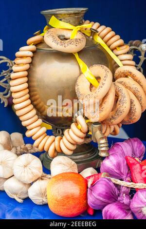 Samovar d'oro con composizione di bagel Foto Stock