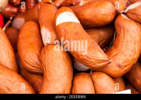 molte salsicce in involucro naturale come sfondo Foto Stock