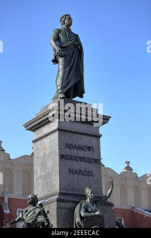 Monumento statua del famoso poeta romantico polacco Adam Mickiewicz, nel centro di Cracovia Foto Stock