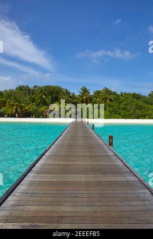 Il Footbridge di Paradise Island (Lankanfinolhu) al tramonto, Maldive Foto Stock