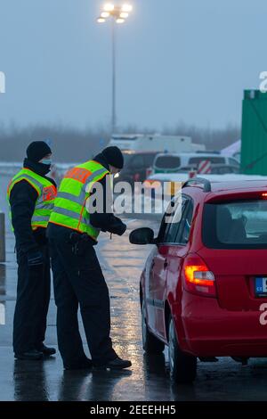 Breitenau, Germania. 16 Feb 2021. Due poliziotti della polizia federale controllano i viaggiatori e i pendolari al parcheggio am Heidenholz sulla A17 vicino a Breitenau. Le norme tedesche di ingresso al confine con la Repubblica ceca, per proteggere contro le varianti pericolose del coronavirus, sono entrate in vigore nella notte del 14.02.2021. Credit: Daniel Schäfer/dpa-Zentralbild/dpa/Alamy Live News Foto Stock