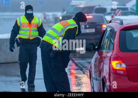 Breitenau, Germania. 16 Feb 2021. Due poliziotti della polizia federale controllano i viaggiatori e i pendolari al parcheggio am Heidenholz sulla A17 vicino a Breitenau. Le norme tedesche di ingresso al confine con la Repubblica ceca, per proteggere contro le varianti pericolose del coronavirus, sono entrate in vigore nella notte del 14.02.2021. Credit: Daniel Schäfer/dpa-Zentralbild/dpa/Alamy Live News Foto Stock