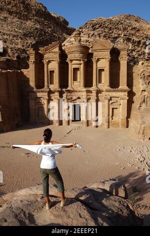 Ragazza che guarda El Deir (o monastero), Petra, Giordania Foto Stock