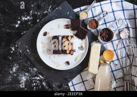 Brownie al cioccolato, con ingredienti. Dessert e panetteria fatti in casa Foto Stock