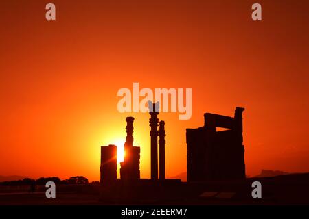 La porta Xerxes, alias porta di tutte le nazioni, al tramonto, Persepolis, Iran Foto Stock