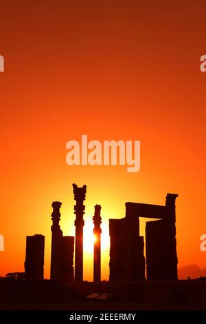 La porta Xerxes, alias porta di tutte le nazioni, al tramonto, Persepolis, Iran Foto Stock