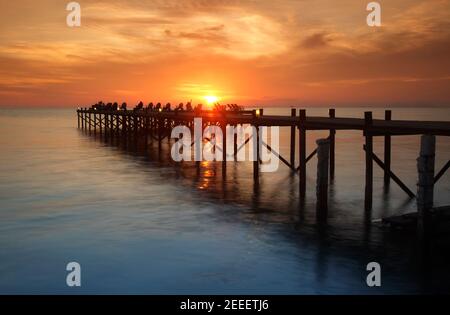 Molo al tramonto st Kapalai resort Isola Kapalai, Borneo Malaysia Foto Stock