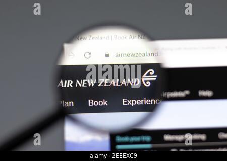New York, USA - 15 Febbraio 2021: Sito web Air New Zealand nel browser con logo aziendale, Editoriale illustrativo Foto Stock