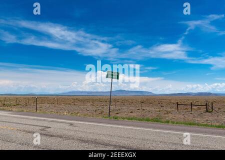 Un cartello della contea di Conejos lungo l'autostrada US 285, nello stato del Colorado, Stati Uniti Foto Stock