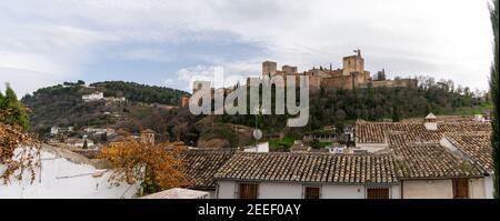 Granada, Spagna - 4 febbraio 2021: Vista panoramica dei palazzi dell'Alhambra sopra Granada in Andalusia Foto Stock