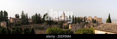 Granada, Spagna - 4 febbraio 2021: Vista panoramica dei palazzi dell'Alhambra sopra Granada in Andalusia Foto Stock