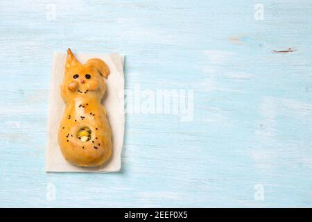 Polpettine con cipolle verdi e uova, in forma di coniglio su sfondo azzurro, spazio libero. Deliziosa cottura fatta in casa di Pasqua Foto Stock