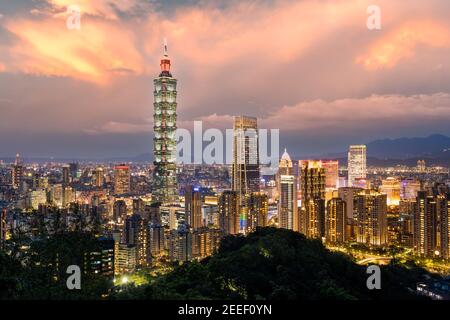 Lo skyline della città di Taipei è illuminato durante uno splendido tramonto. Vista panoramica dal Monte Elephant a Taipei. Foto Stock