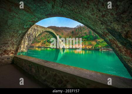 Ponte del Diavolo o Ponte della Maddalena storico punto di riferimento in Garfagnana. Fiume Serchio. Borgo a Mozzano, Lucca. Toscana, Italia. Esposizione lunga in Foto Stock