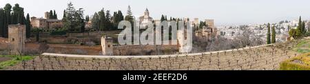 Granada, Spagna - 4 febbraio 2021: Vista panoramica dei palazzi dell'Alhambra sopra Granada in Andalusia Foto Stock