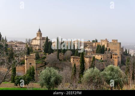 Granada, Spagna - 4 febbraio 2021: Vista dei palazzi dell'Alhambra sopra Granada in Andalusia Foto Stock