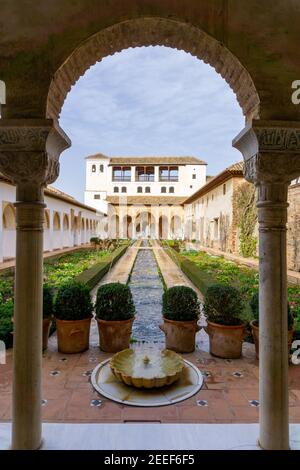 Granada, Spagna - 5 febbraio 2021: Il Palazzo Generalife con il patio de la Acequia nell'Alhambra di Granada Foto Stock