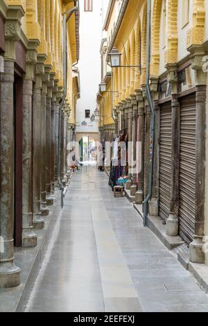 Granada, Spagna - 4 febbraio 2021: Un vicolo pedonale vuoto e stretto nel cuore del centro storico di Granada Foto Stock