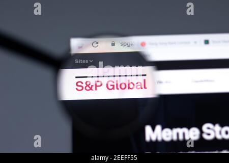 New York, USA - 15 Febbraio 2021: SP Sito globale in browser con logo aziendale, Editoriale illustrativo Foto Stock