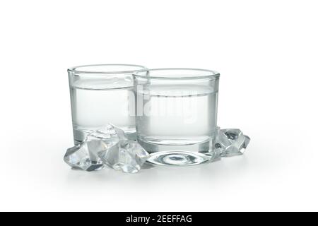 Due colpi di vodka e cubetti di ghiaccio isolati su bianco sfondo Foto Stock