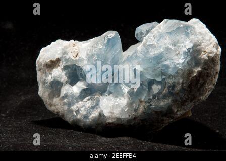 un grande campione minerale di minerale celestino blu vibrante Foto Stock