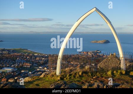 Top of North Berwick Law. Whalebones in alto. Foto Stock