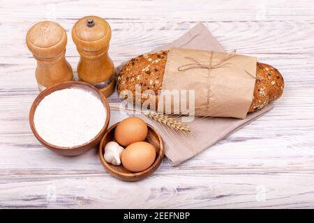 Impasto fresco su tavola bianca con farina. Home pane sfondo cottura. Foto Stock